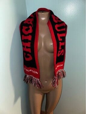 Chicago Bulls Women's Red and Black Knit Scarf - Very Good
